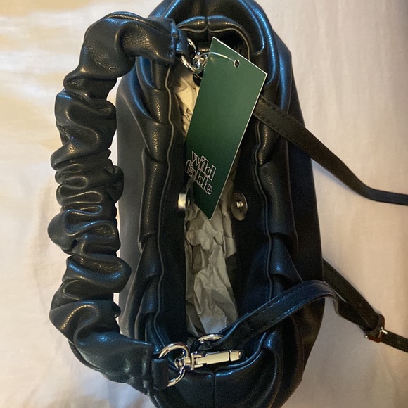 Woman’s black handbag. - Picture 6 of 7